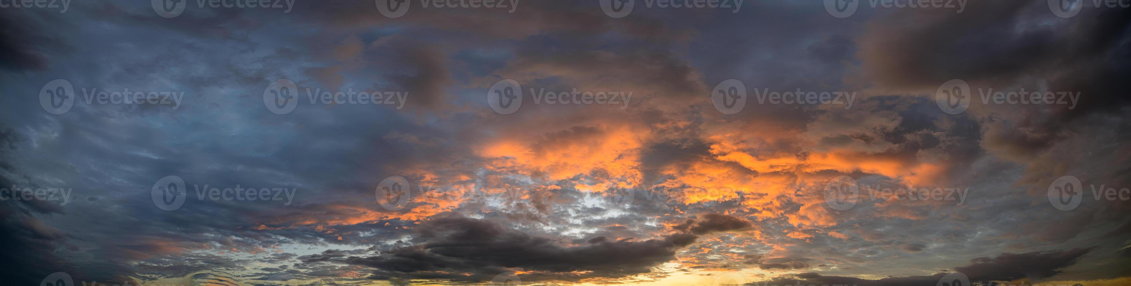 Himmel und Wolken bei Sonnenuntergang foto