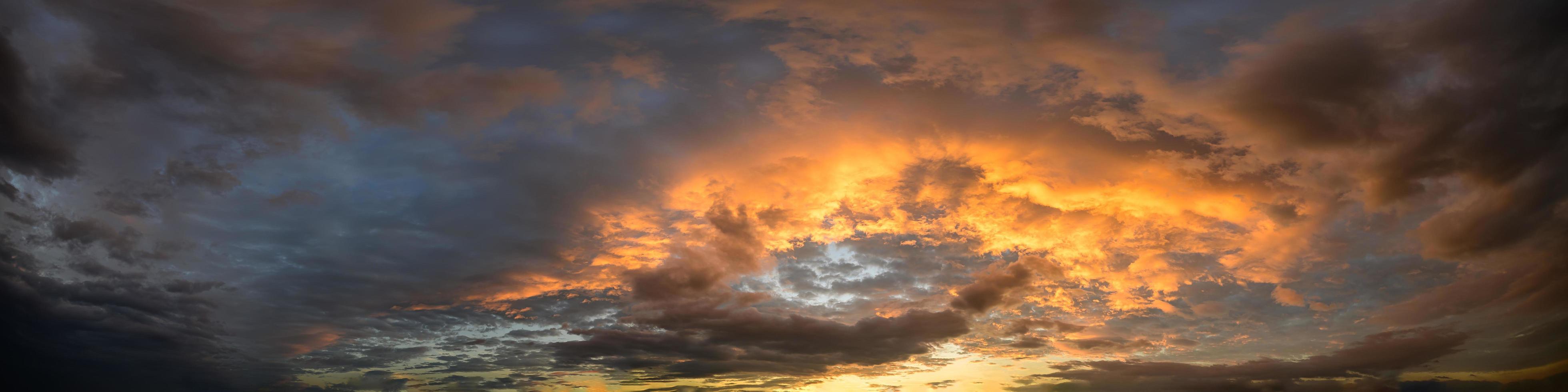 Himmel und Wolken bei Sonnenuntergang foto