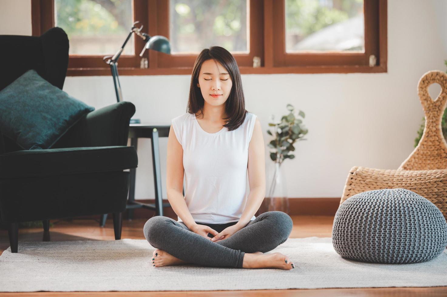 Frau, die Meditation praktiziert foto