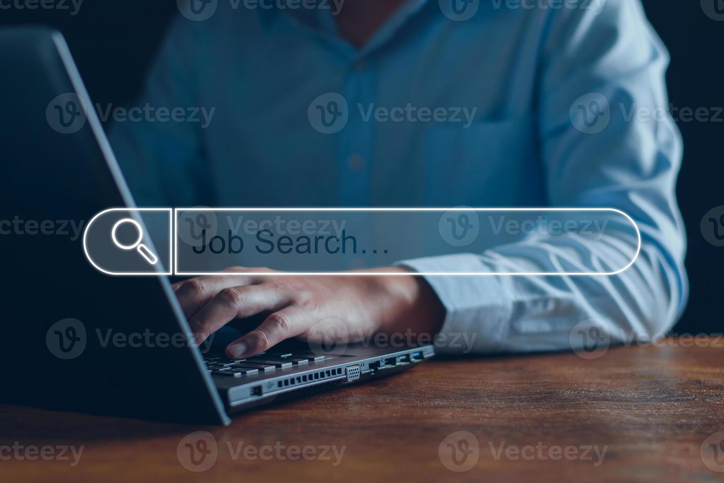 Jobsuche Technologie Suchmaschinenoptimierung. Geschäftsleute suchen nach Arbeitsinformationen in digitalen Datenbanken, suchen Jobs, bewerben sich online auf Jobs, Geschäftsinformationen. foto