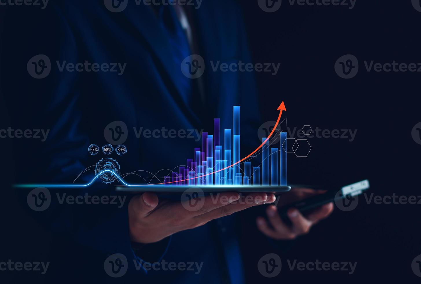 Wirtschaftsanalysekonzept. geschäftsmann analysiert diagrammwachstum des geschäfts inmitten der globalen wirtschaftskrise, strategie und planung, erholung des geschäfts, analyse und datenaustausch über globale netzwerke. foto