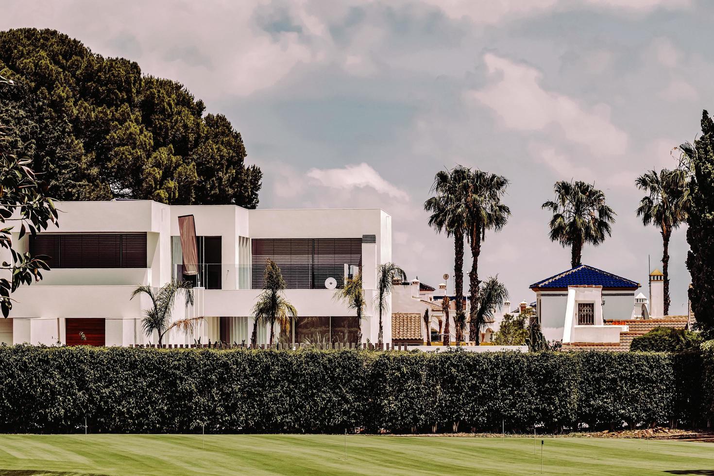 Arecaceae, Spanien, 2020 - Weißes Betongebäude in der Nähe der grünen Wiese während des Tages foto