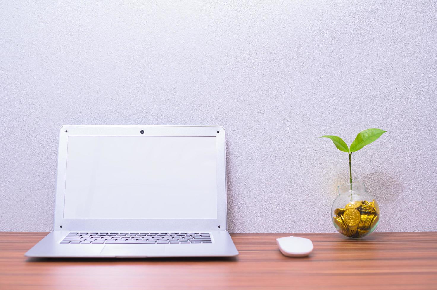 Laptop und andere Gegenstände auf dem Schreibtisch foto