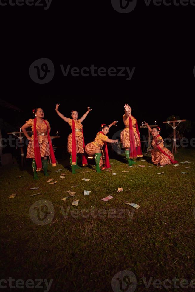 Porträt einer balinesischen Tänzerin beim Tanzen auf der Bühne mit traditioneller Tracht und Make-up während des Wettbewerbs foto