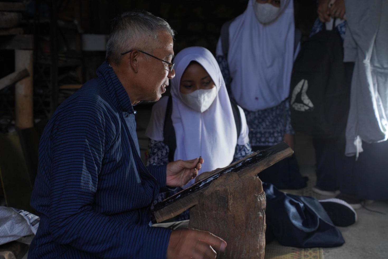 Keris-Handwerker unterrichten die Besucher über den Prozess der Keris-Herstellung in der Werkstatt. Bantul, Indonesien - 25. August 2022 foto