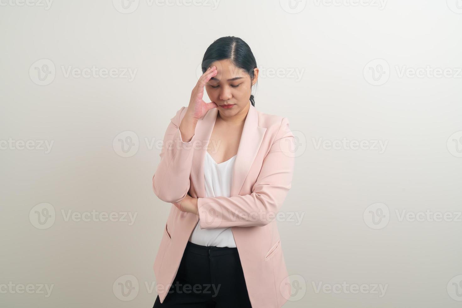 asiatische Frau haben Kopfschmerzen foto