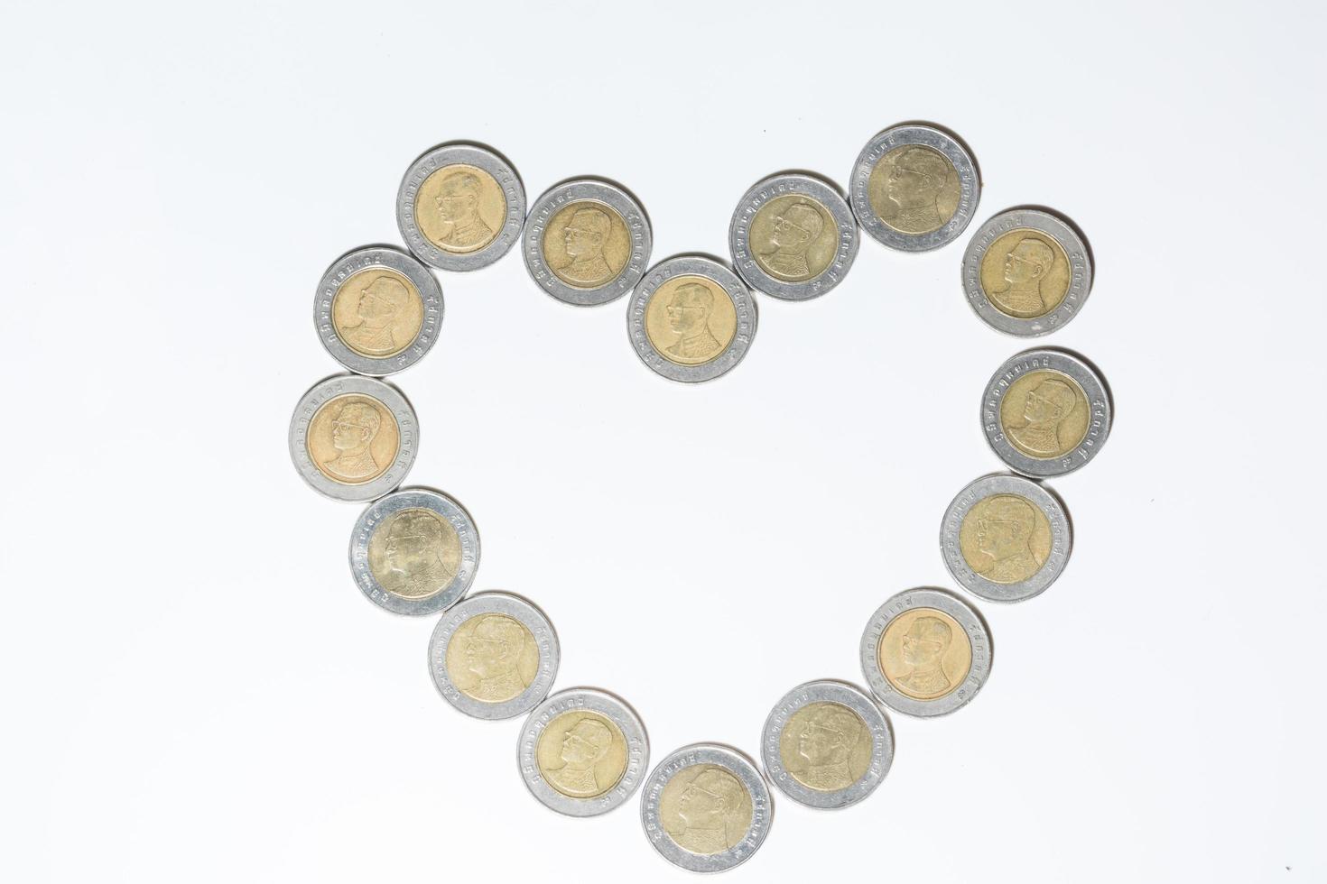 Münzen auf weißem Hintergrund foto
