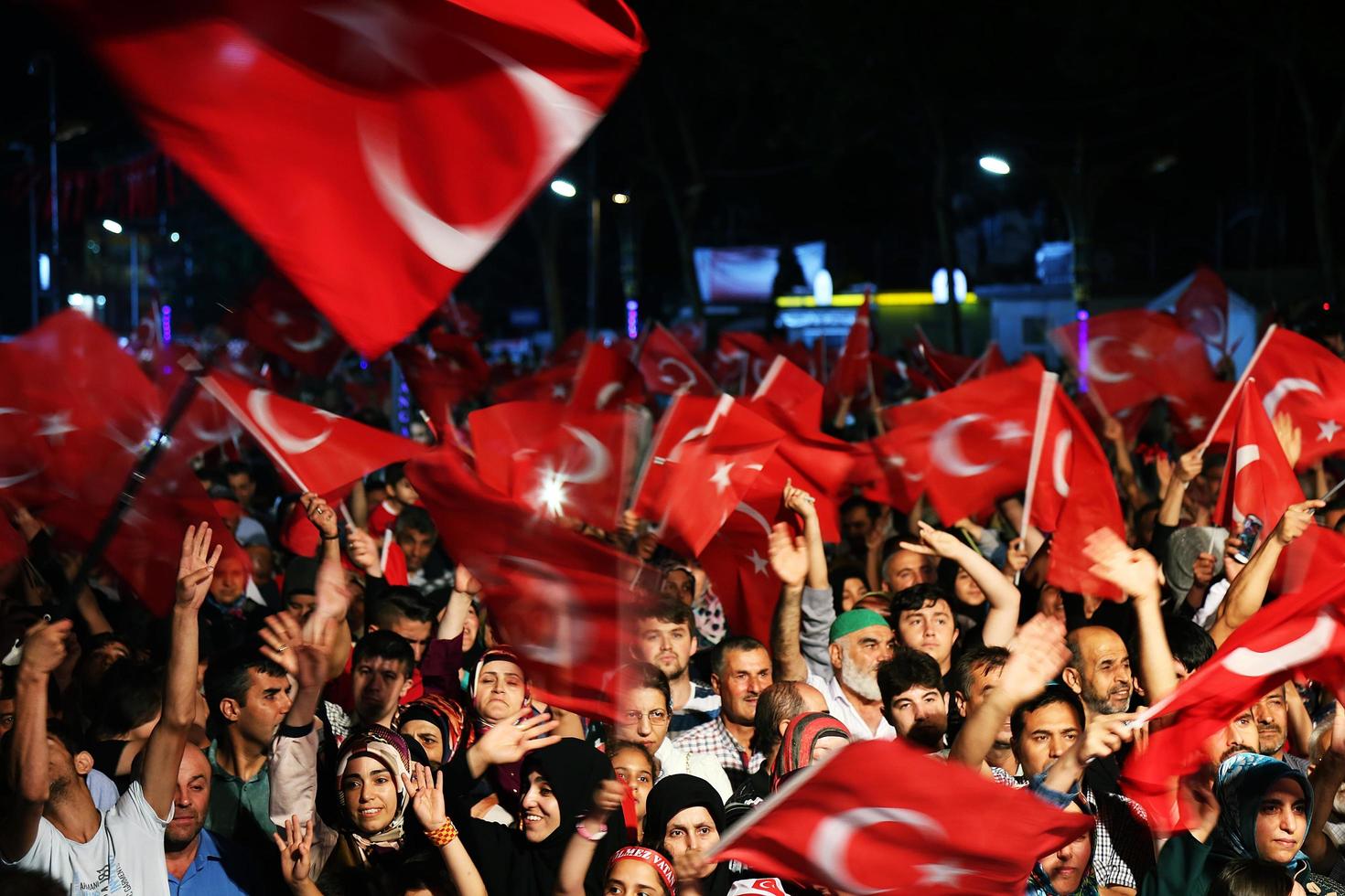 Leute winken Flagge der Türkei foto