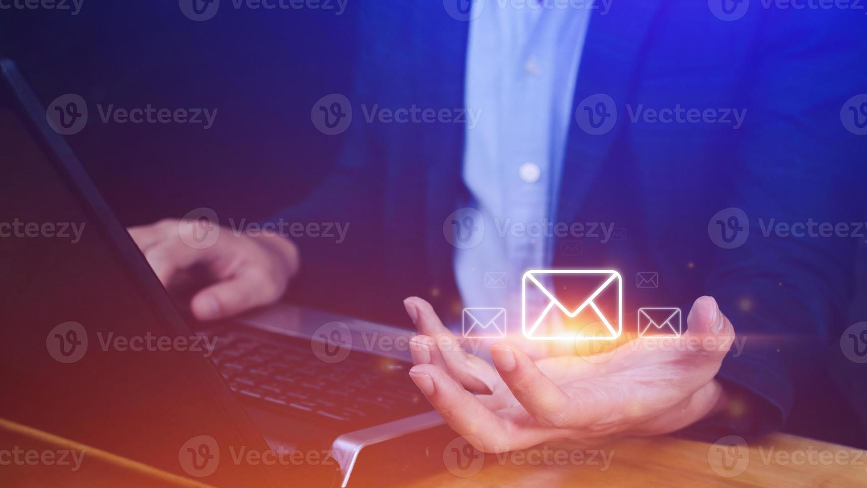 Geschäftsmann, der E-Mails online mit virtueller Schnittstellentechnologie überprüft. Direktmarketing, Online-Nachricht, E-Mail, E-Mail, Kommunikationskonzept. foto