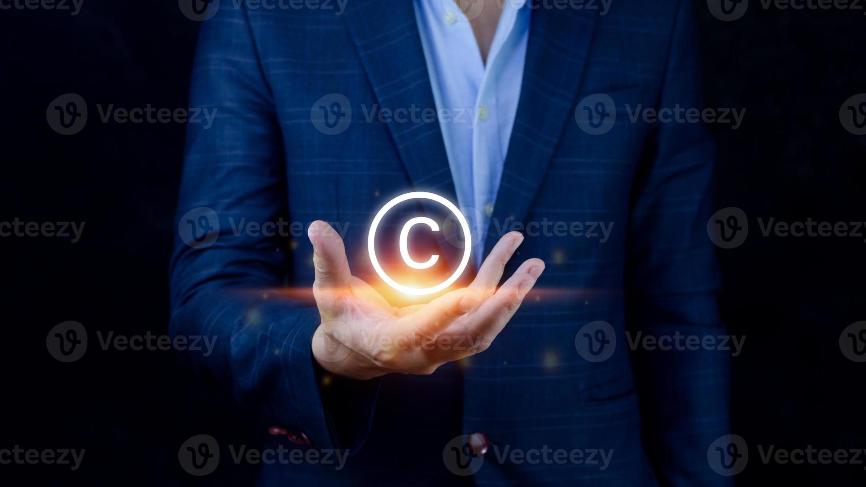 Geschäftsmann mit Copyright-Symbol, Patenten und Gesetzen und Rechten zum Schutz des geistigen Eigentums. mit symbol des copyright.copyright symbol vom autor. foto