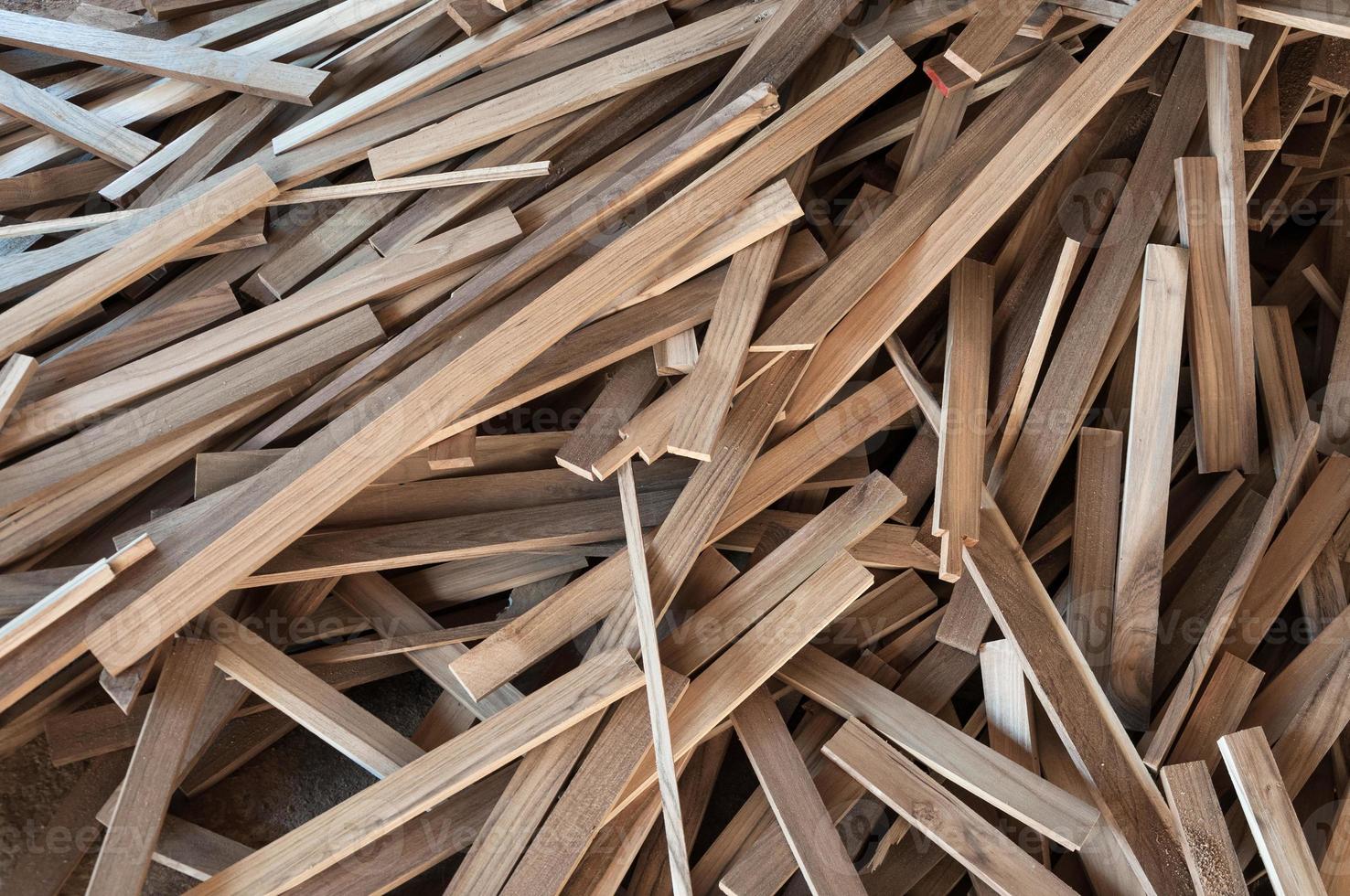 Stapel von Holzstämmen für die Herstellung von Möbeln, Nähen von Naturholzabfällen, bereit zum Recycling und Wiederverwendungsprozess in einer verbesserten Abfallwirtschaft unter einem effizienten nachhaltigen Ansatz zur Schonung der Umwelt foto