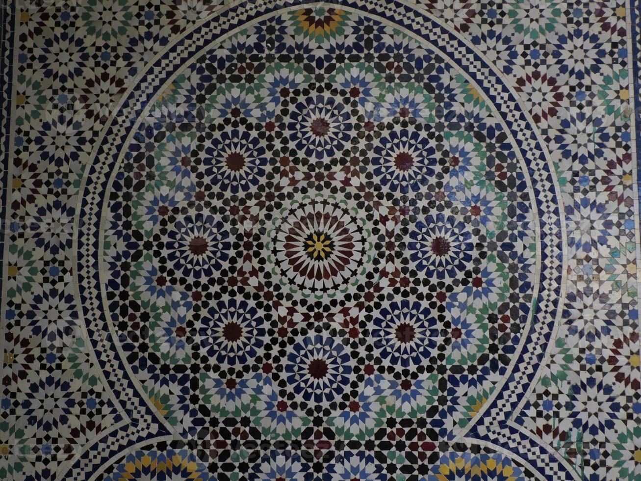 marokkanischer mosaikhandwerker malt und dekoriert keramikprodukte in der keramikfabrik in fez, marokko foto