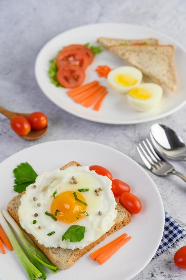 ein Spiegelei mit Toast, Karotten, Babymais und Frühlingszwiebeln foto