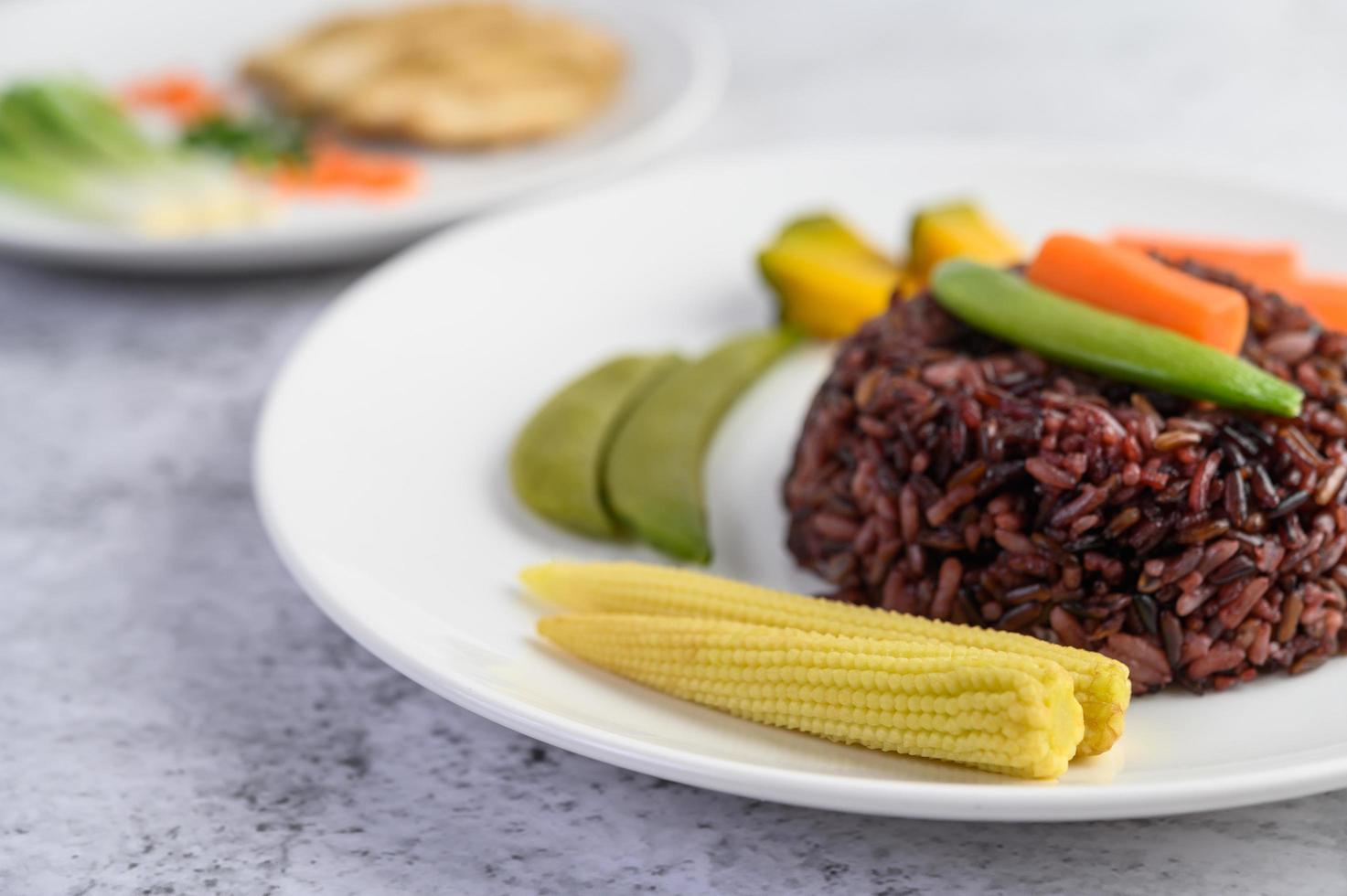 schwarzer Reis mit Kürbis, Erbsen, Karotten und Babymais foto