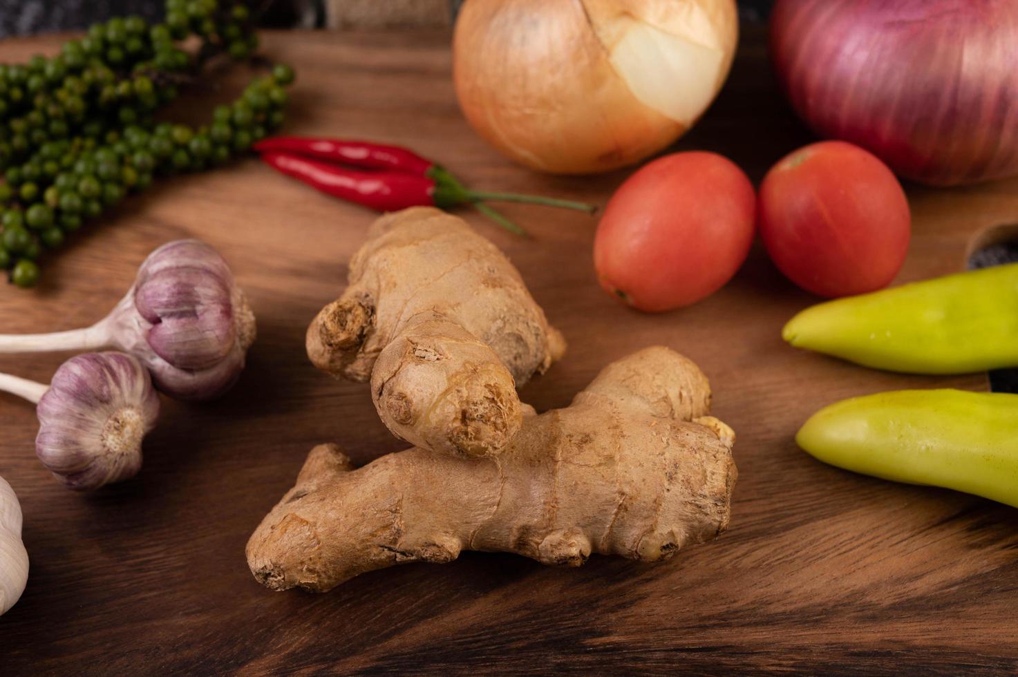 Nahaufnahme von Ingwer, Chili, Knoblauch und frischen Pfeffersamen foto