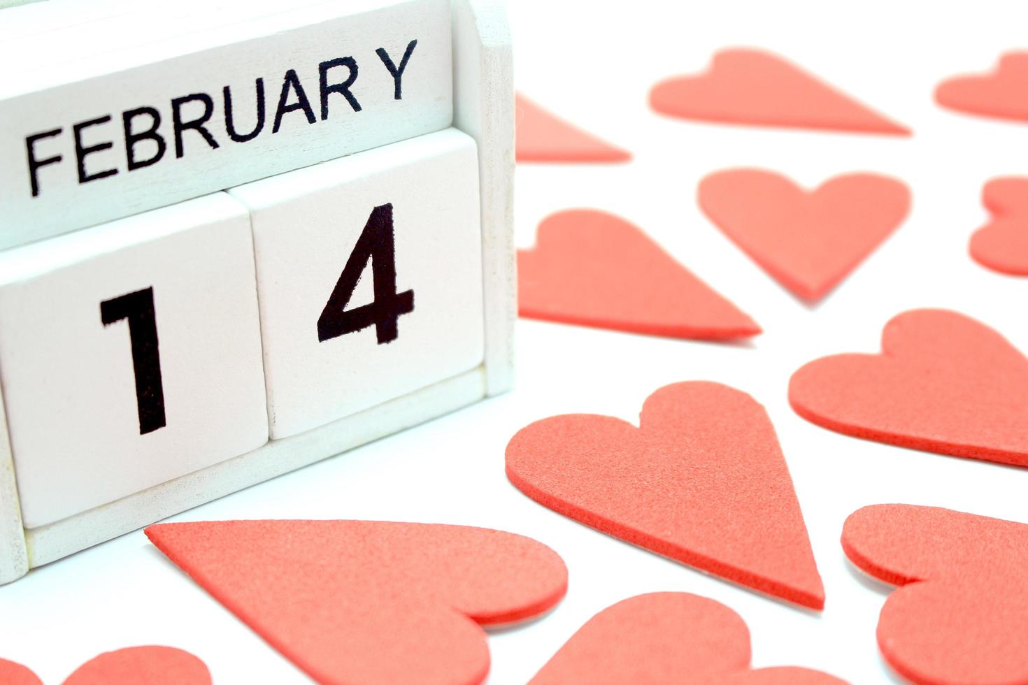 Holzkalender 14. Februar mit roten Herzen foto