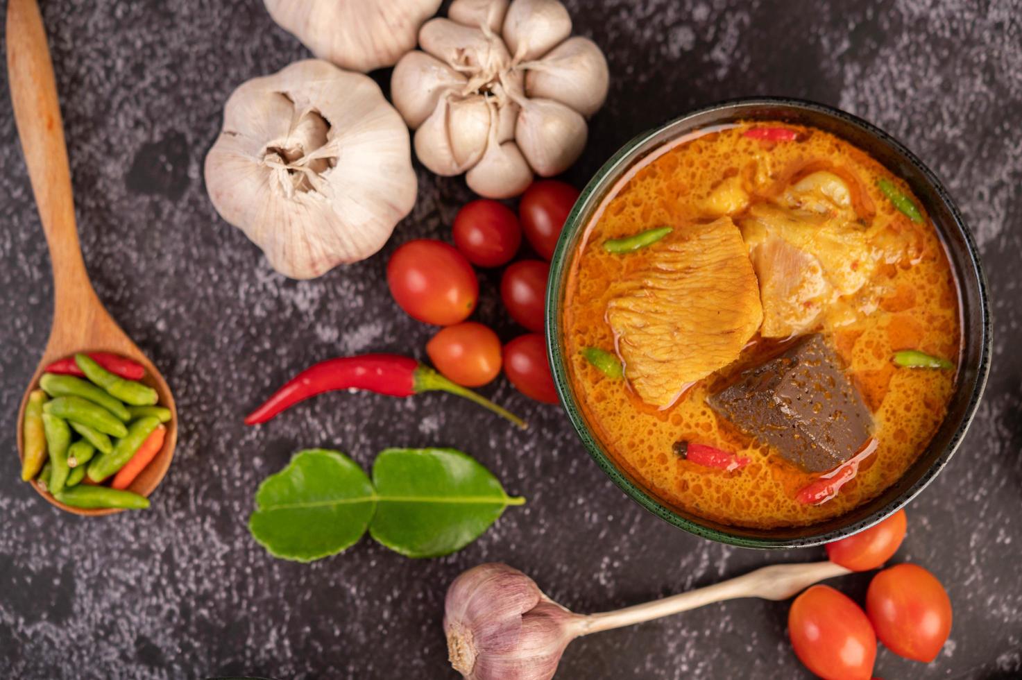 Hühnercurry in einer schwarzen Tasse foto