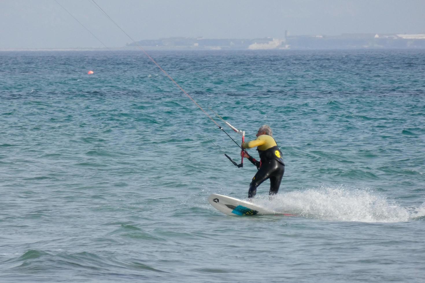 Windsurfen, Kitesurfen, Wasser- und Windsport mit Segeln oder Drachen foto