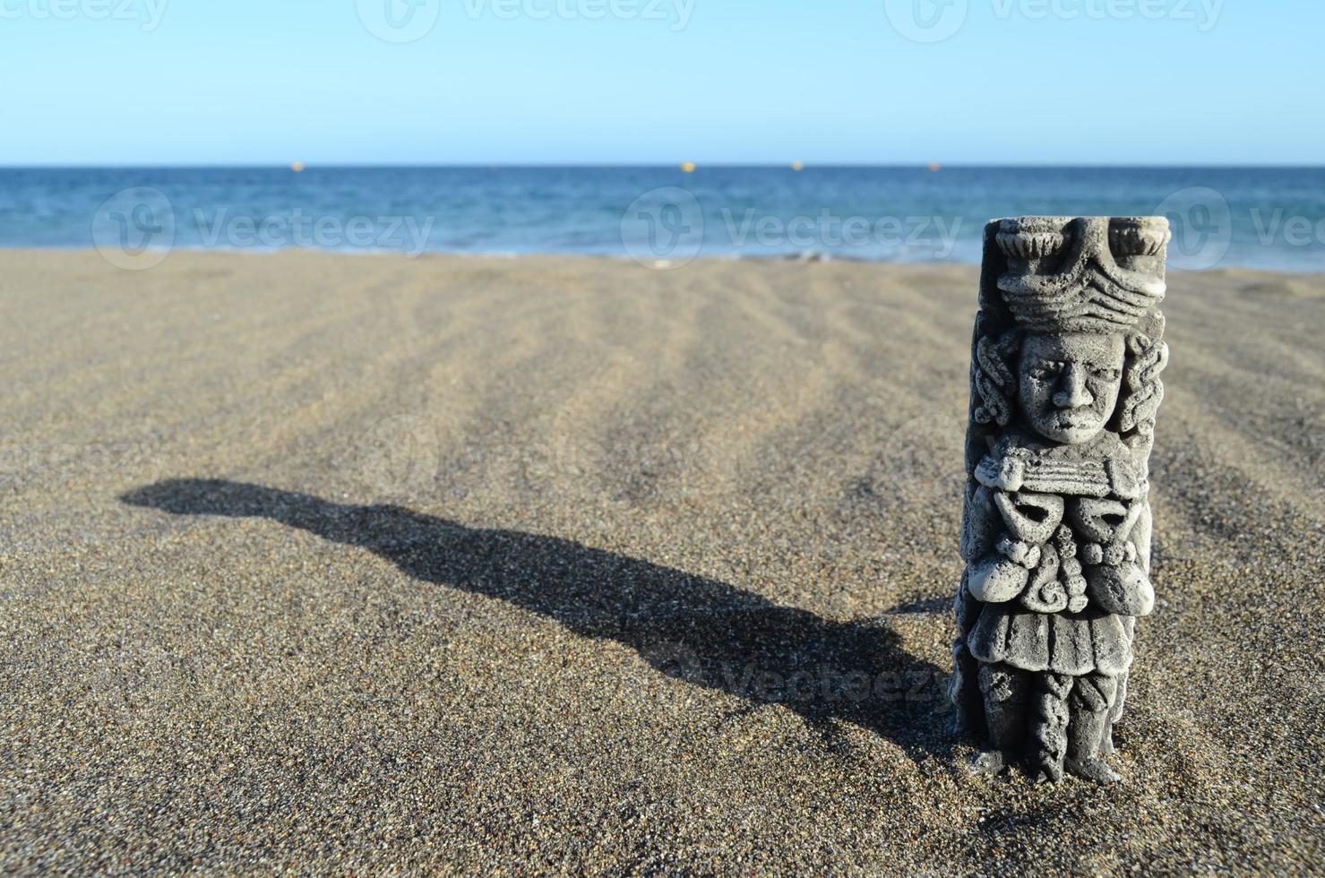 Mesoamerikanische Statue am Strand foto