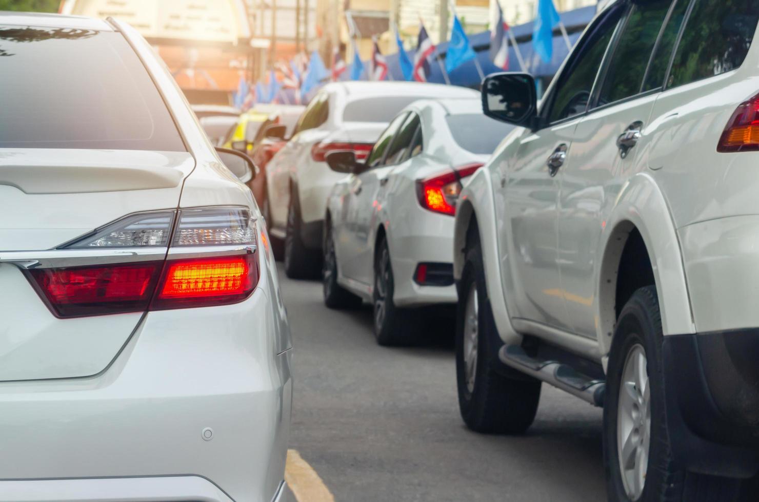 Auto Rücklichter im Verkehr foto