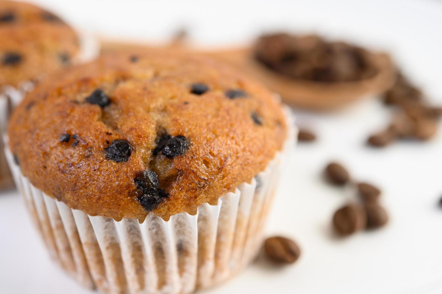 Bananen-Cupcakes gemischt mit Schokoladenstückchen und Kaffeebohnen foto