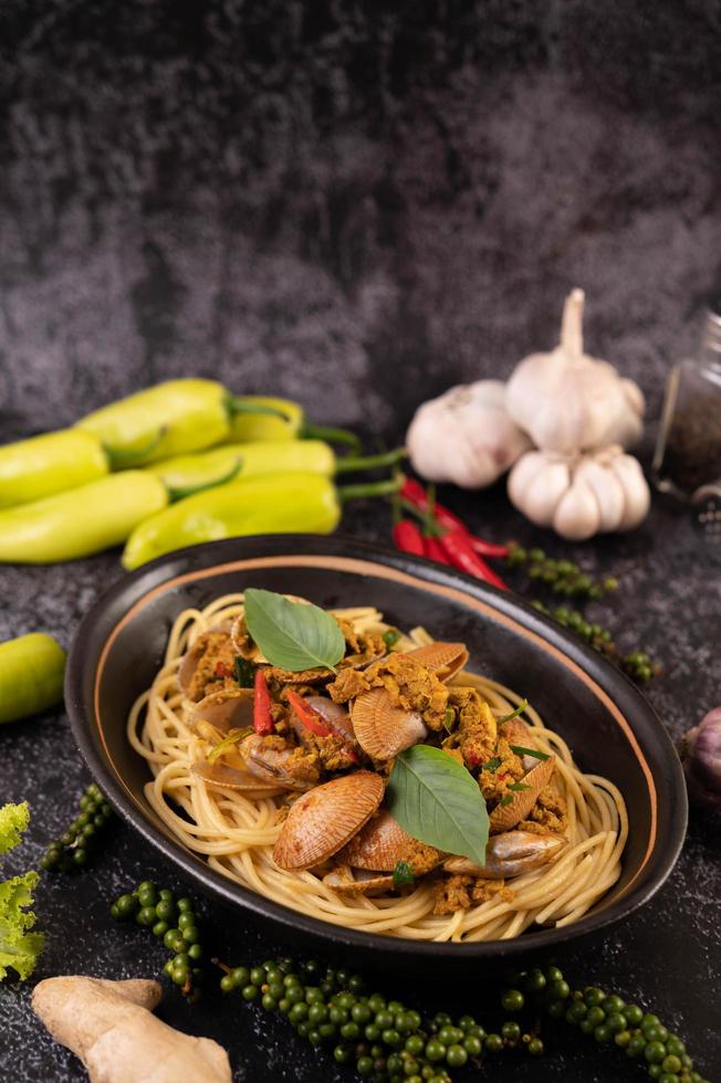Spaghetti mit Muscheln mit Chilis, frischem Knoblauch und Pfeffer foto