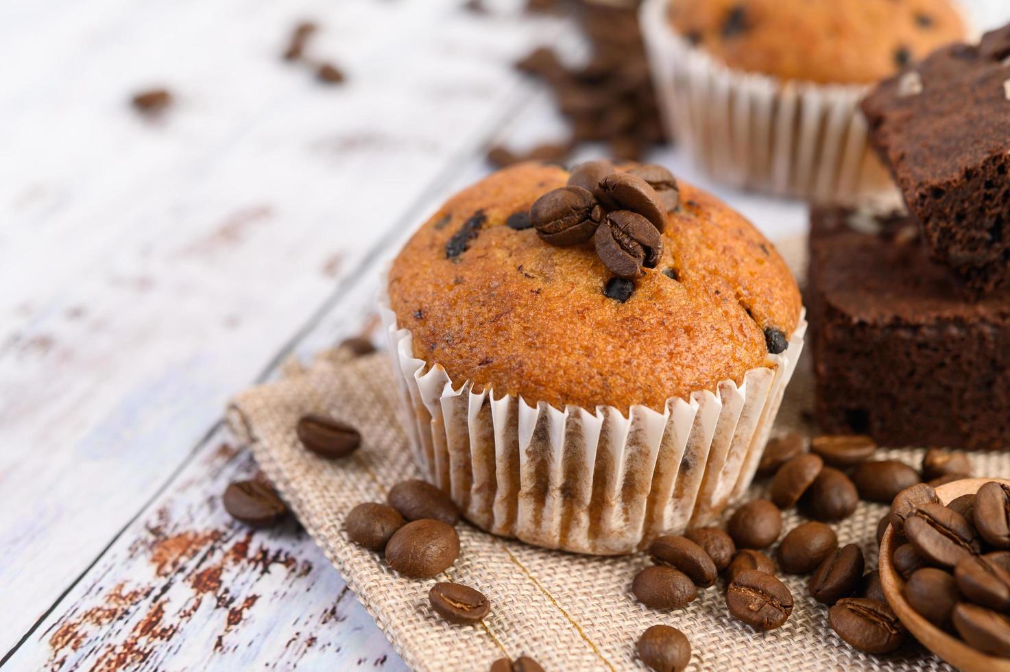 Bananen-Cupcakes gemischt mit Schokoladenstückchen auf einem weißen Teller foto