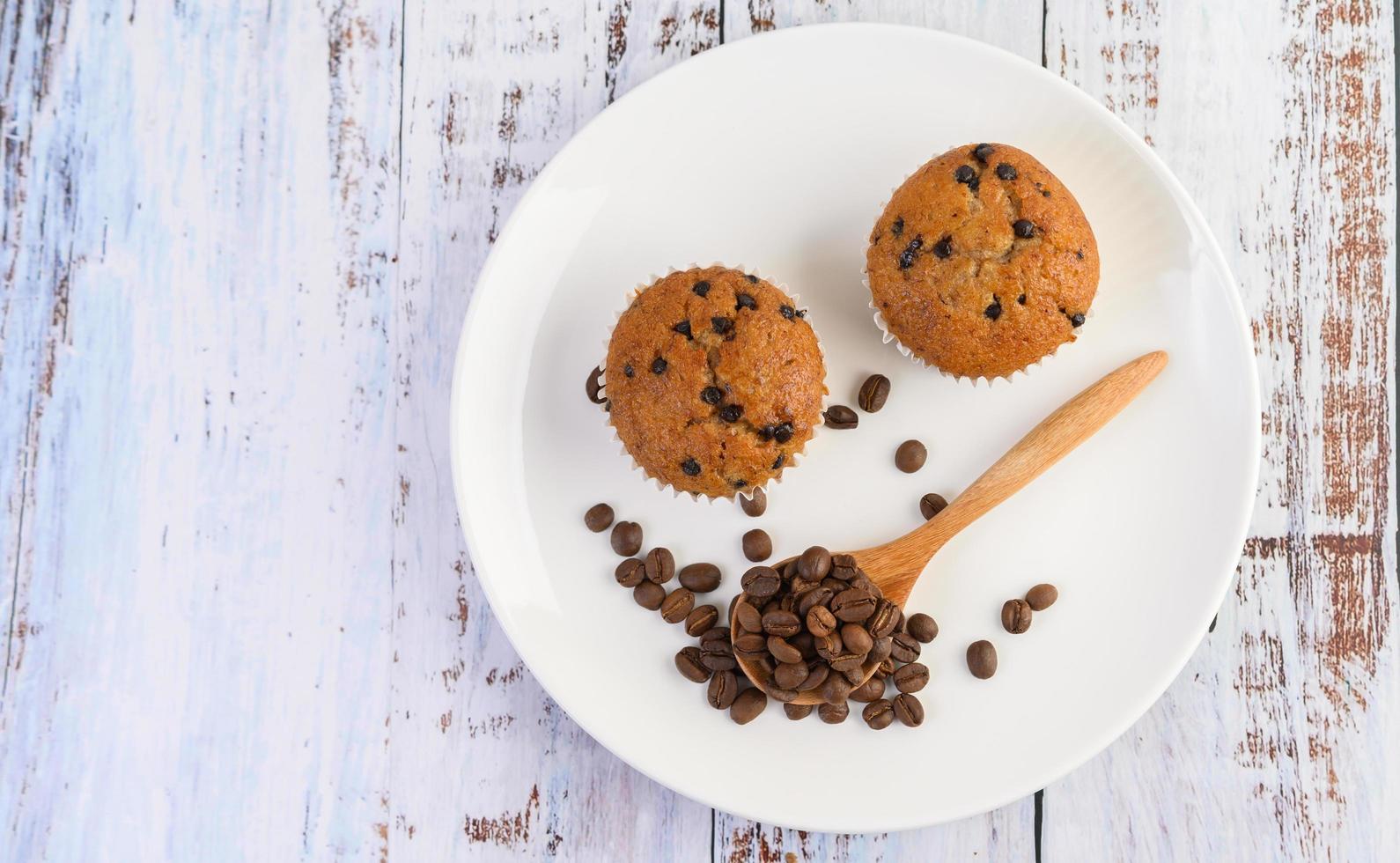 Bananen-Cupcakes gemischt mit Schokoladenstückchen und Kaffeebohnen foto