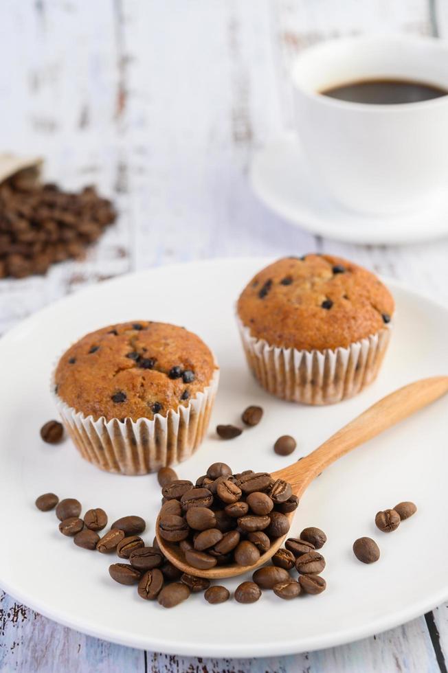 Bananen-Cupcakes gemischt mit Schokoladenstückchen und Kaffeebohnen foto