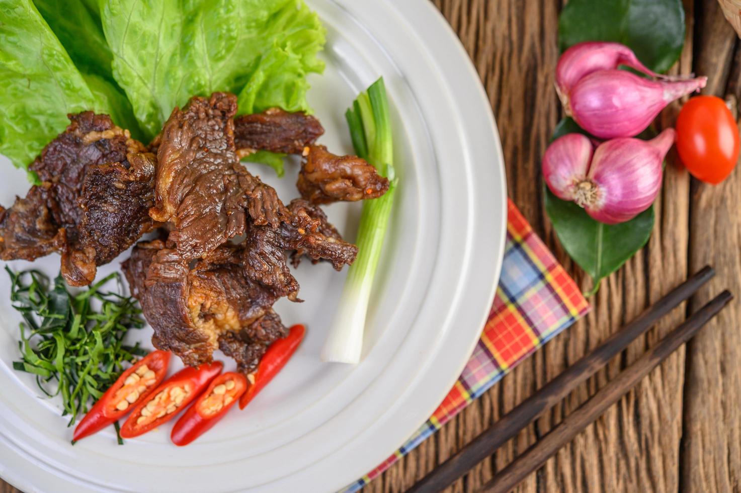 Rindfleisch gebratenes thailändisches Essen auf Holztisch foto