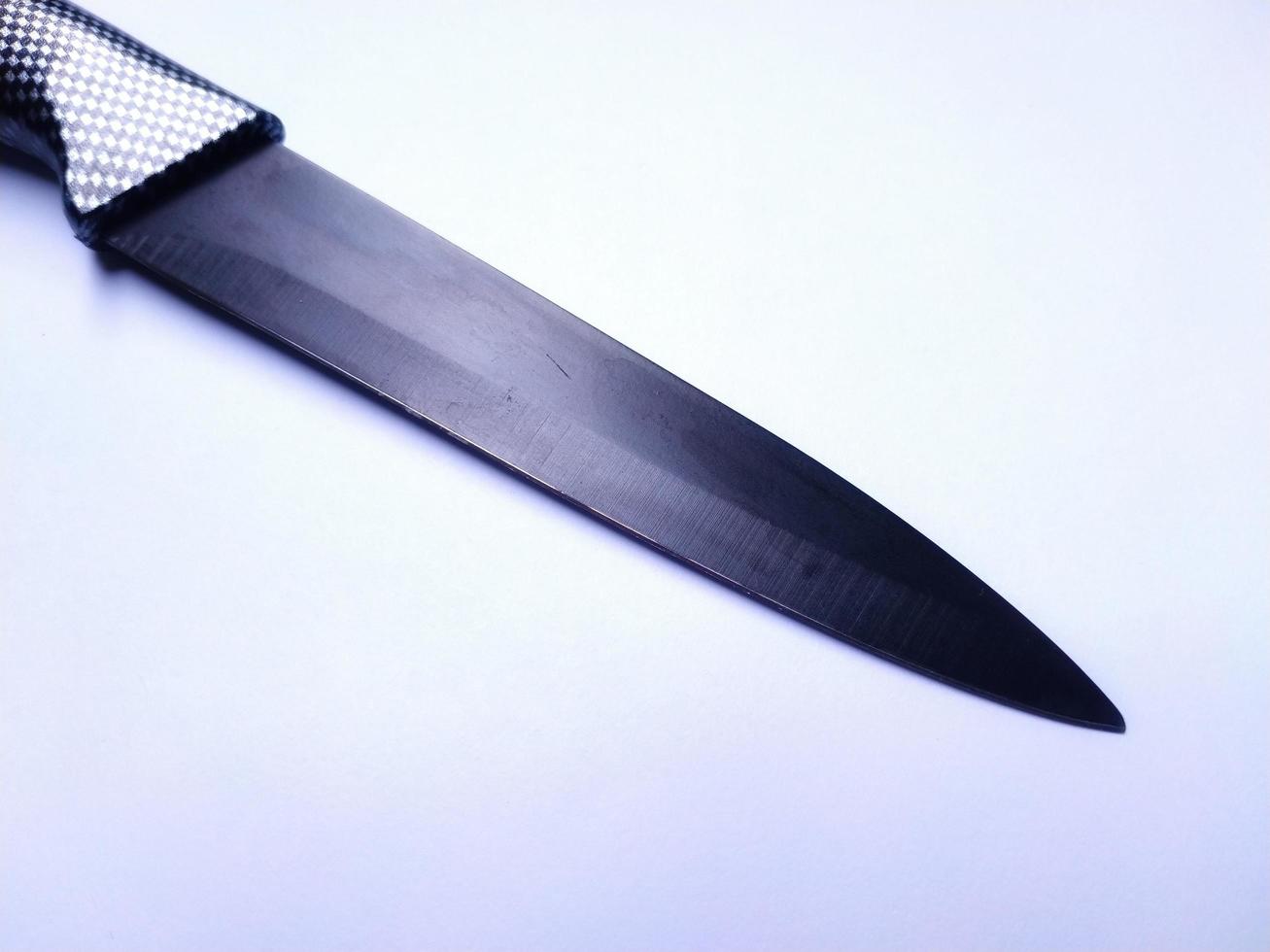 Küchenmesser aus Stahl, schwarzes Messer. isoliert auf weißem Hintergrund foto