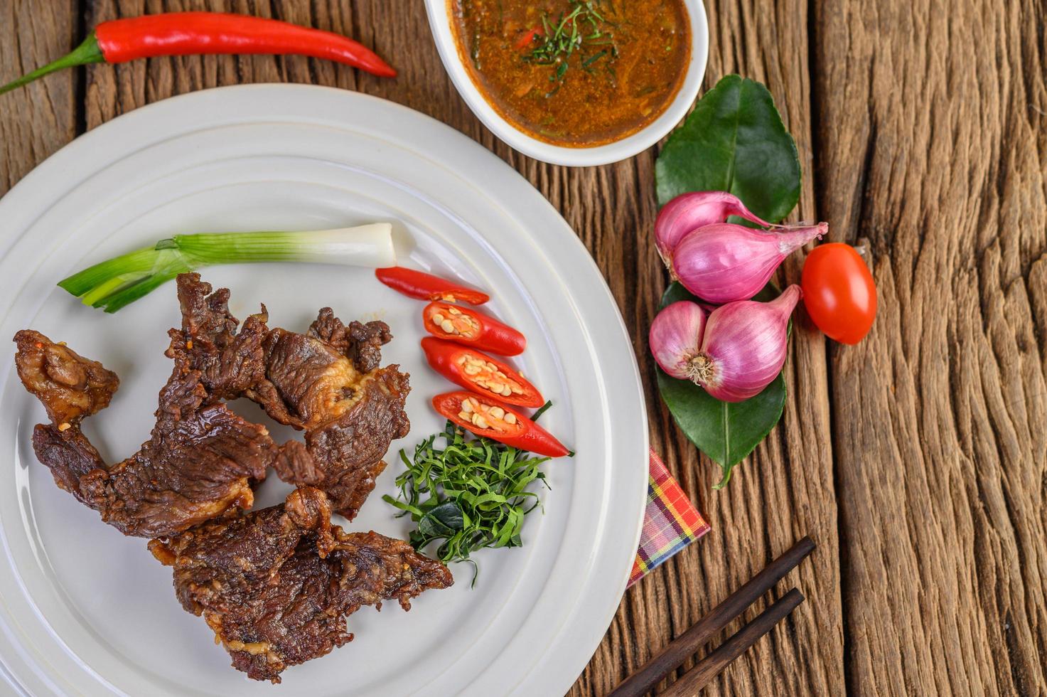 Rindfleisch gebratenes thailändisches Essen auf Holztisch foto
