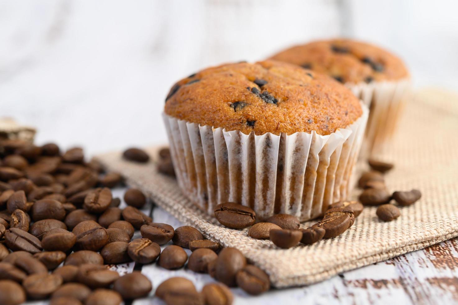 Bananen-Cupcakes gemischt mit Schokoladenstückchen und Kaffeebohnen foto