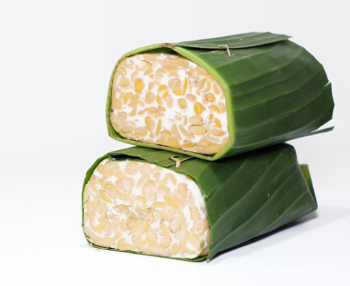 Tempeh oder Tempe ist ein traditionelles Lebensmittel aus Indonesien, das aus Sojabohnen oder anderen Zutaten hergestellt wird, die durch Fermentation verarbeitet werden und bereits in vielen Ländern beliebt ist. foto