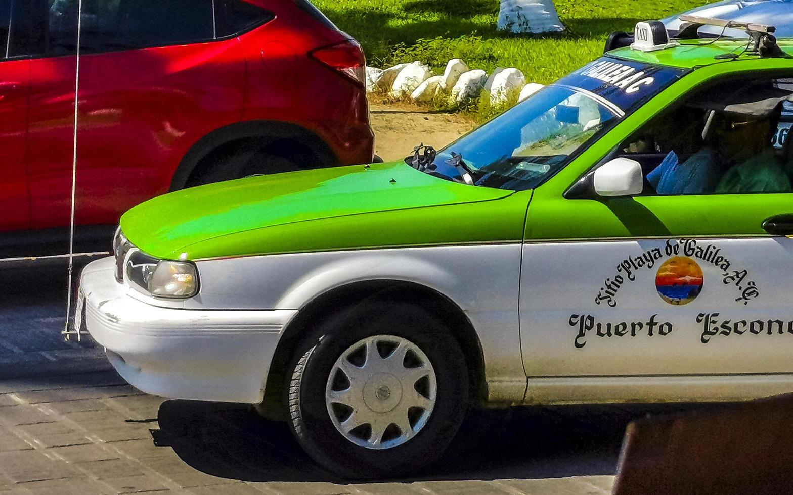 puerto escondido oaxaca mexiko 2023 grünes buntes taxiauto in puerto escondido mexiko. foto