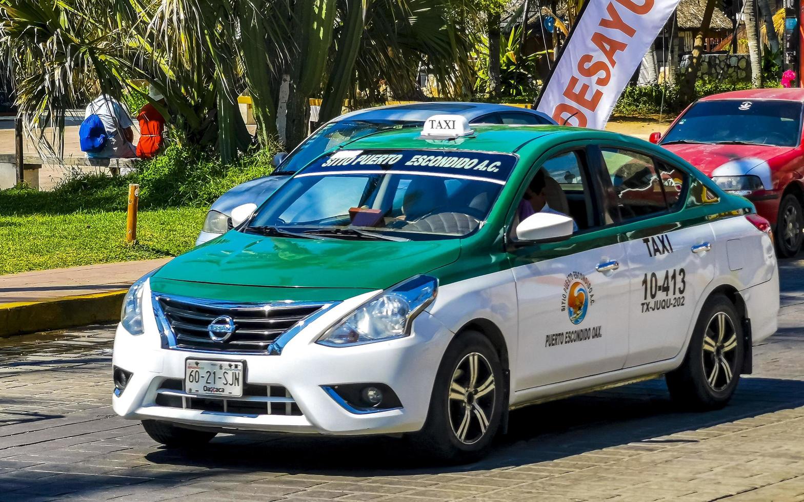 puerto escondido oaxaca mexiko 2023 grünes buntes taxiauto in puerto escondido mexiko. foto