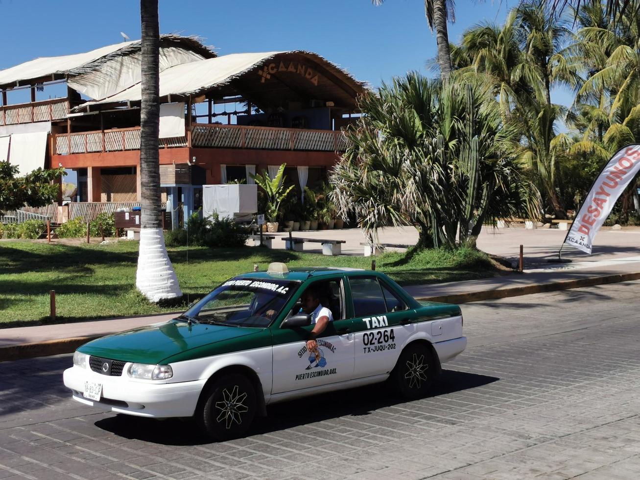 puerto escondido oaxaca mexiko 2023 grünes buntes taxiauto in puerto escondido mexiko. foto