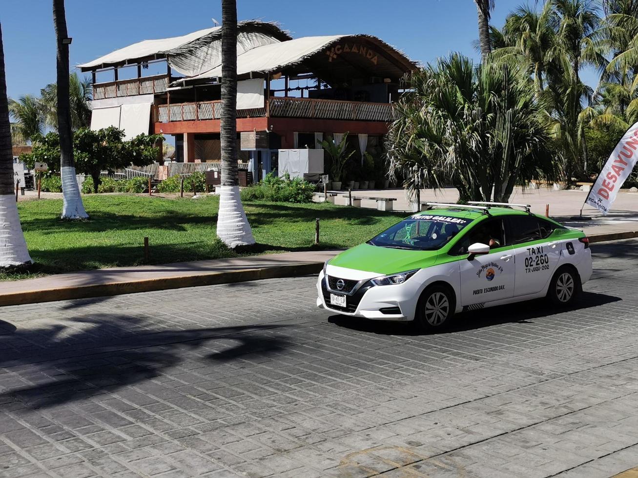 puerto escondido oaxaca mexiko 2023 grünes buntes taxiauto in puerto escondido mexiko. foto