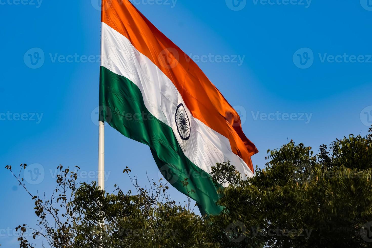 Indien-Flagge, die hoch am Connaught-Platz mit Stolz auf den blauen Himmel fliegt, Indien-Flagge flattert, indische Flagge am Unabhängigkeitstag und Tag der Republik Indien, Schuss nach oben geneigt, indische Flagge schwenkend, Har Ghar Tiranga foto