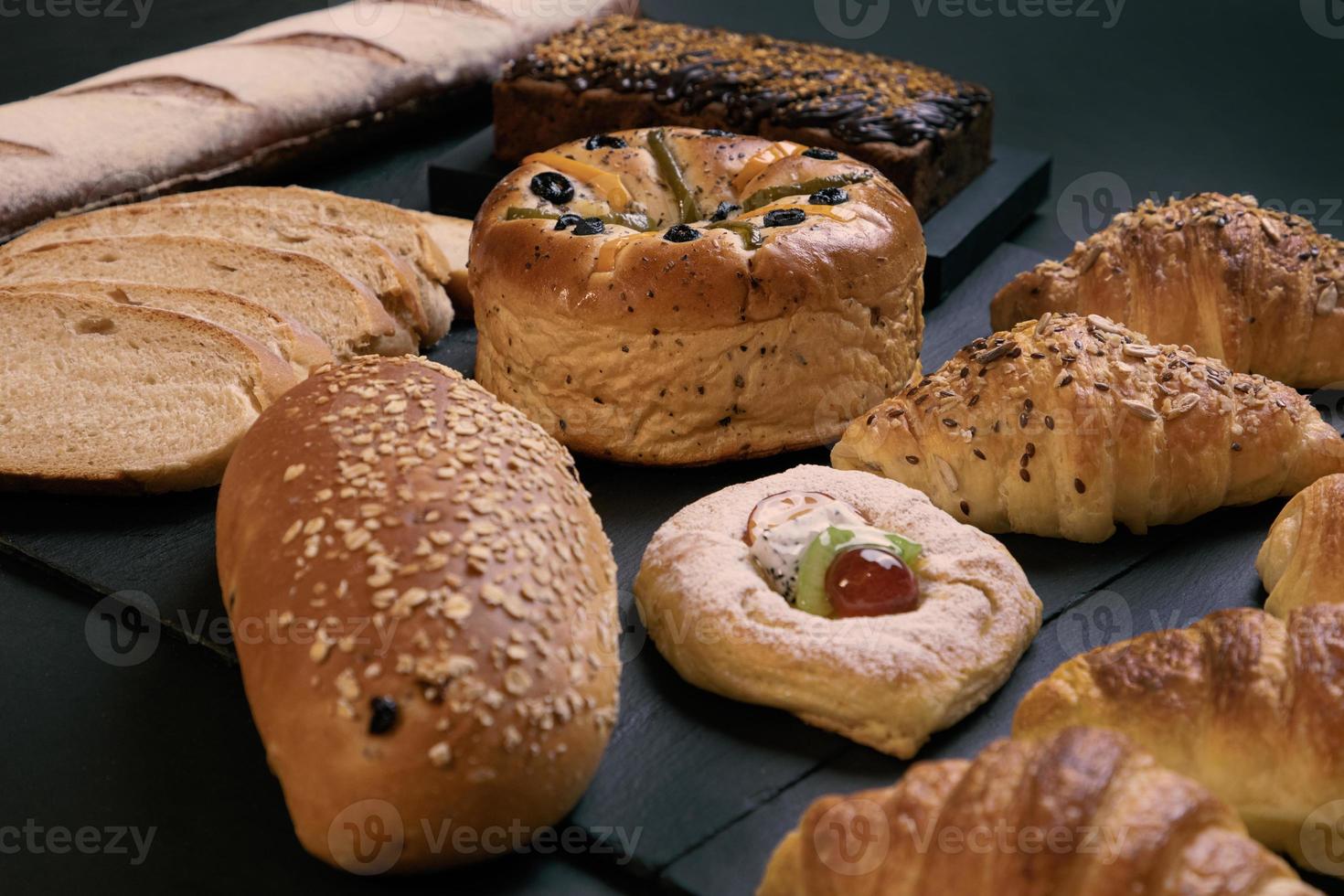 frische Brotlaibe auf dem Tisch foto