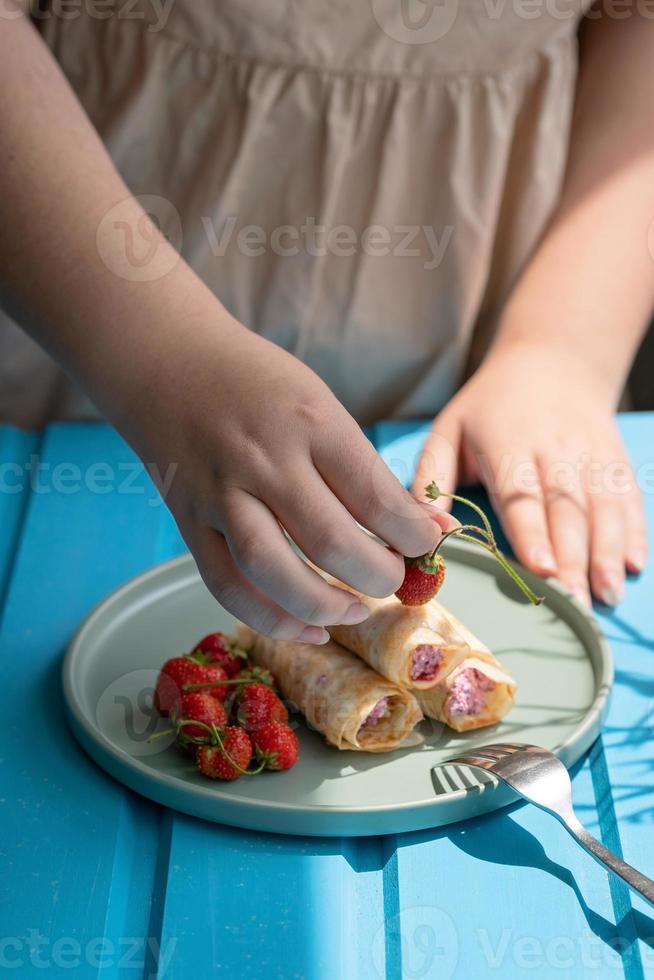 Pfannkuchen mit Hüttenkäse und Erdbeeren, gesundes Frühstück foto