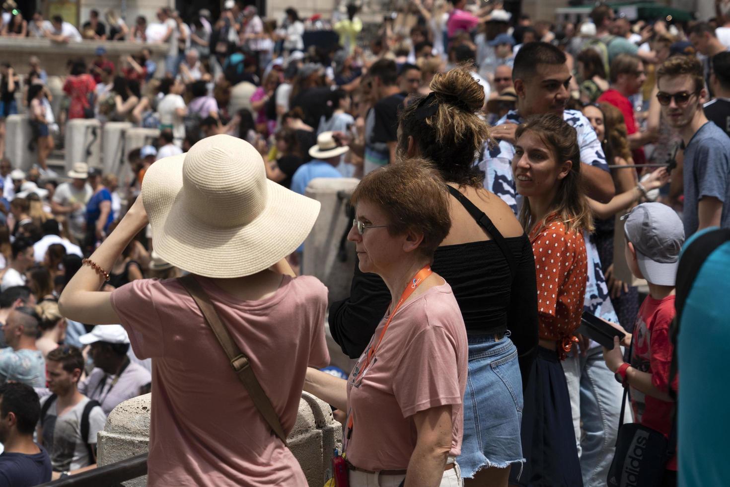 rom, italien - 15. juni 2019 - tourist, der selfie am fontana di trevi-brunnen nimmt foto