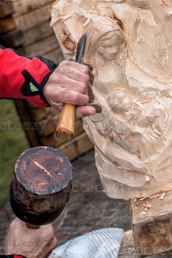 Bildhauerdetail beim Holzschnitzen foto