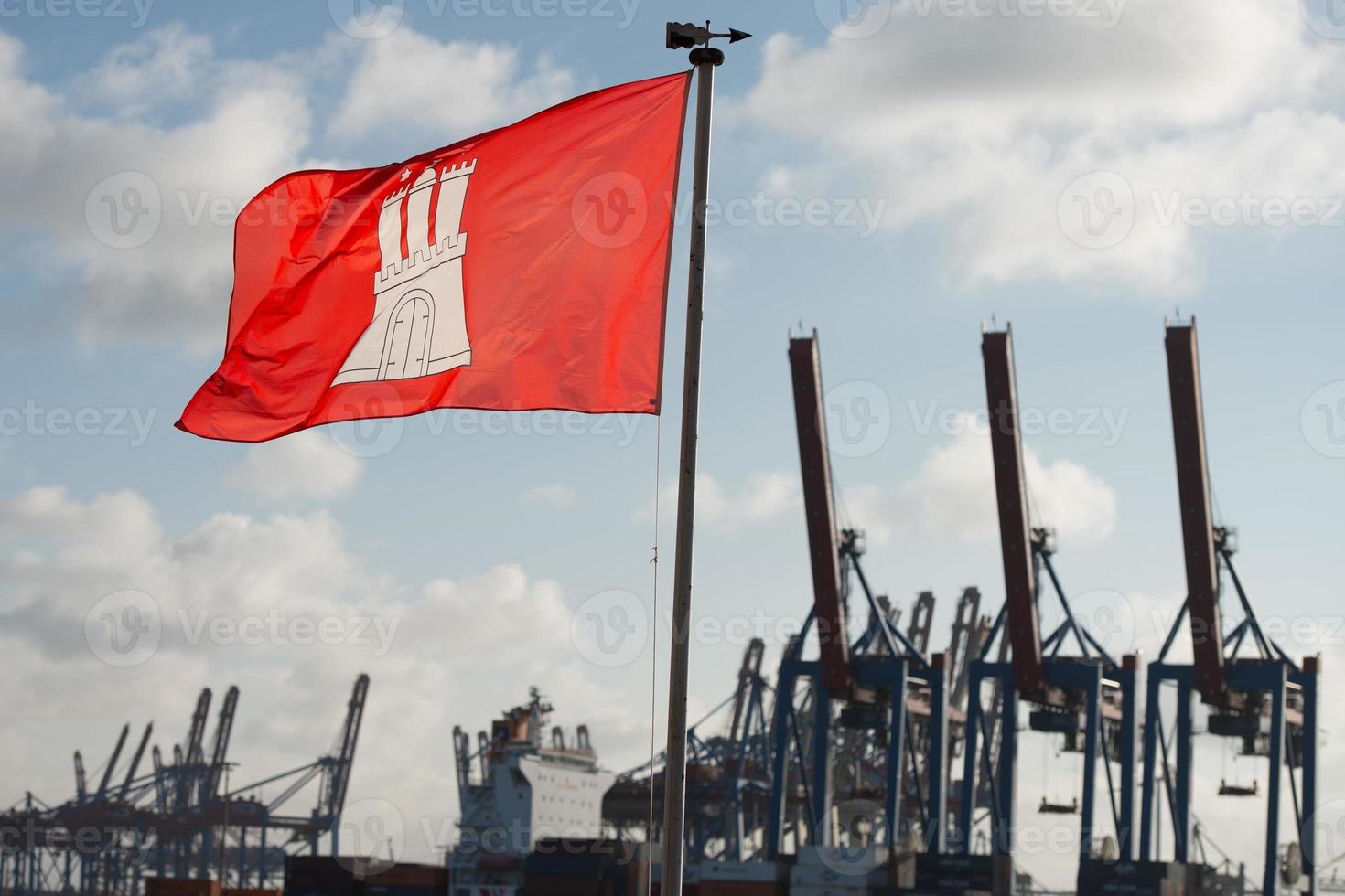 Hamburger Stadtflagge auf Hafenkränen Hintergrund foto
