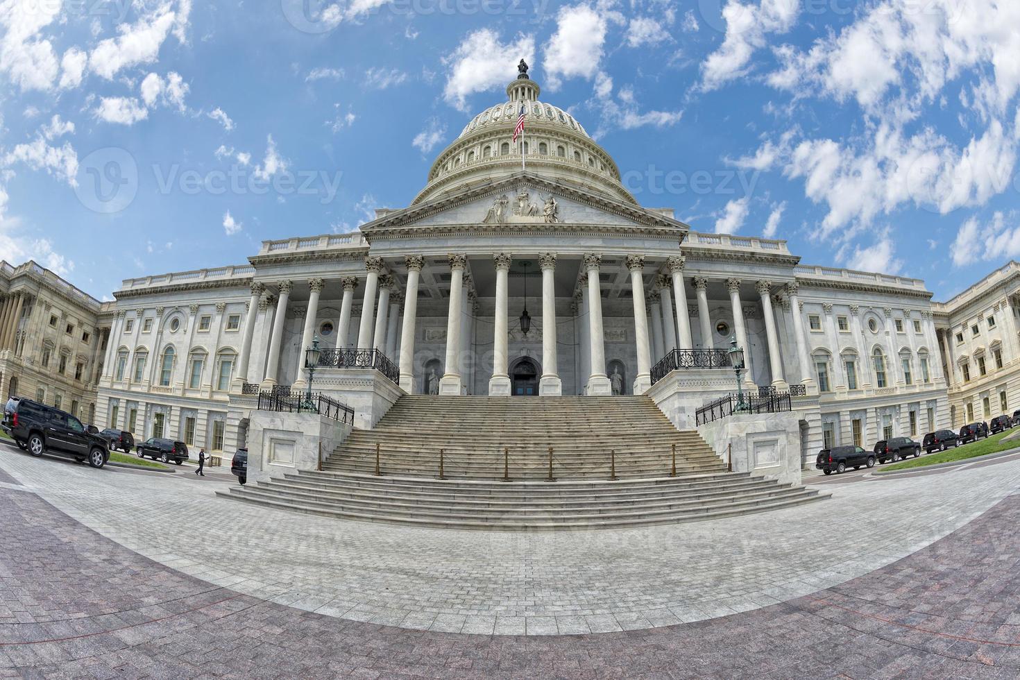 volles Washington-DC-Kapitol auf bewölktem Himmel foto