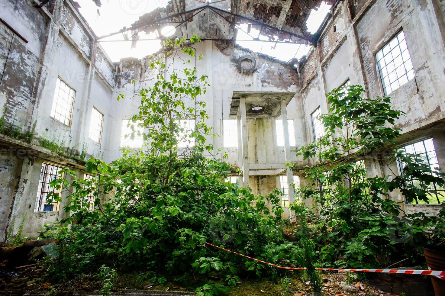 Blick auf ein verlassenes Gebäude foto