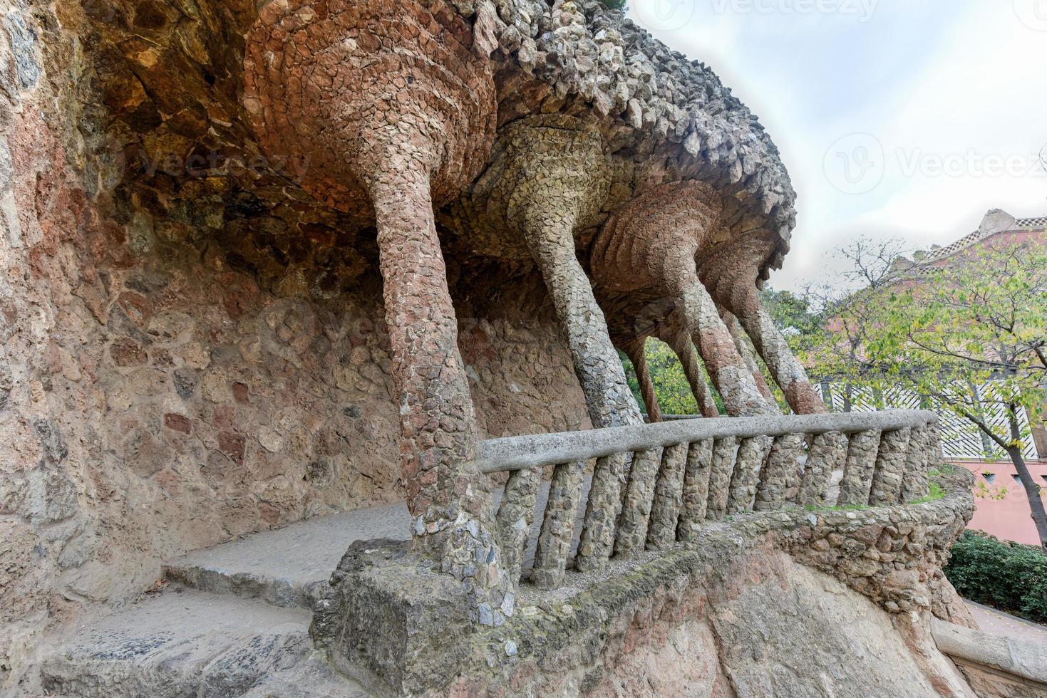 die waschküche portikus im park guell in barcelona, spanien. es handelt sich um ein öffentliches parksystem, das aus gärten und architektonischen elementen auf dem carmel hill in barcelona, katalonien, besteht. foto