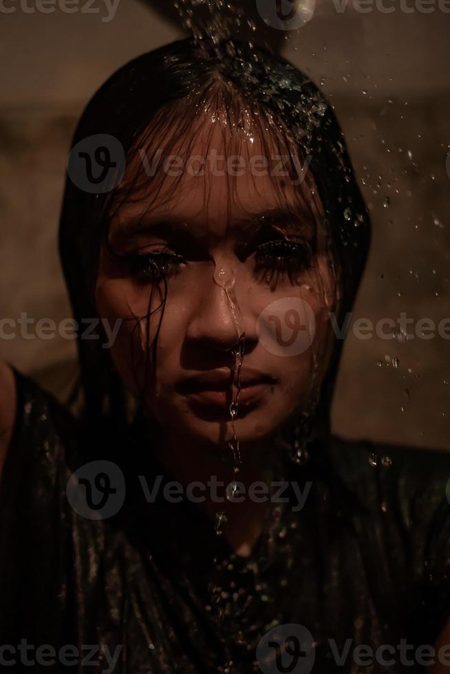 angstfrauen haben einen traurigen tag, während sie ihr gesicht mit wasser duschen foto