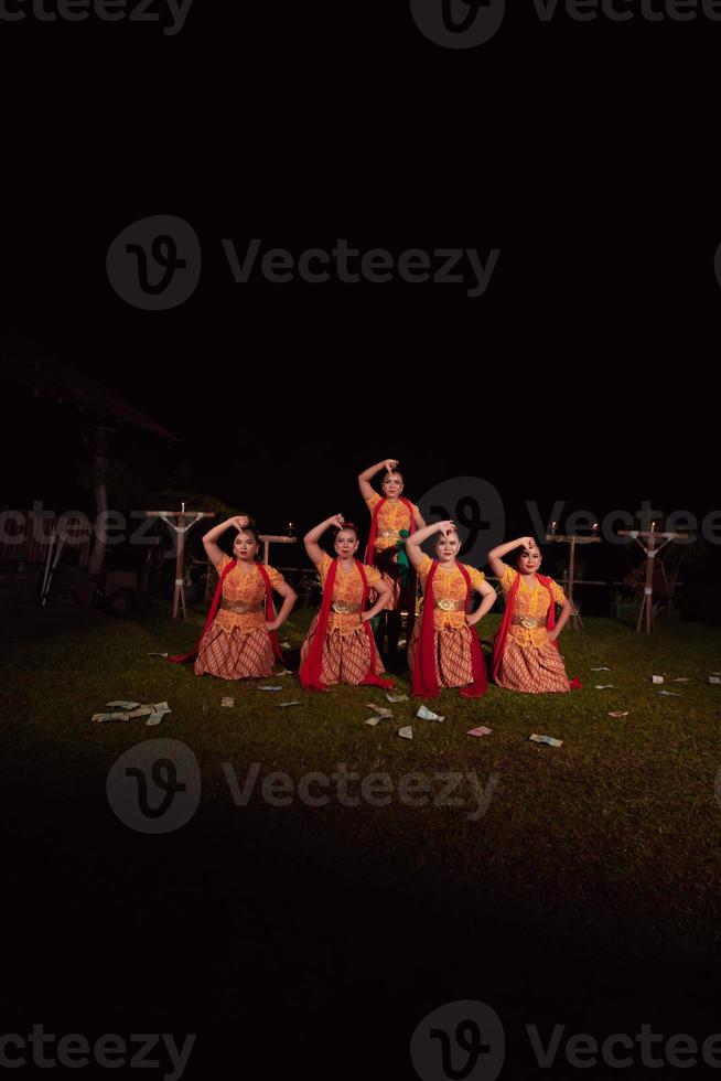 asiatische tänzer posieren mit tanzbewegungen, während sie den traditionellen tanz im wettbewerb aufführen foto