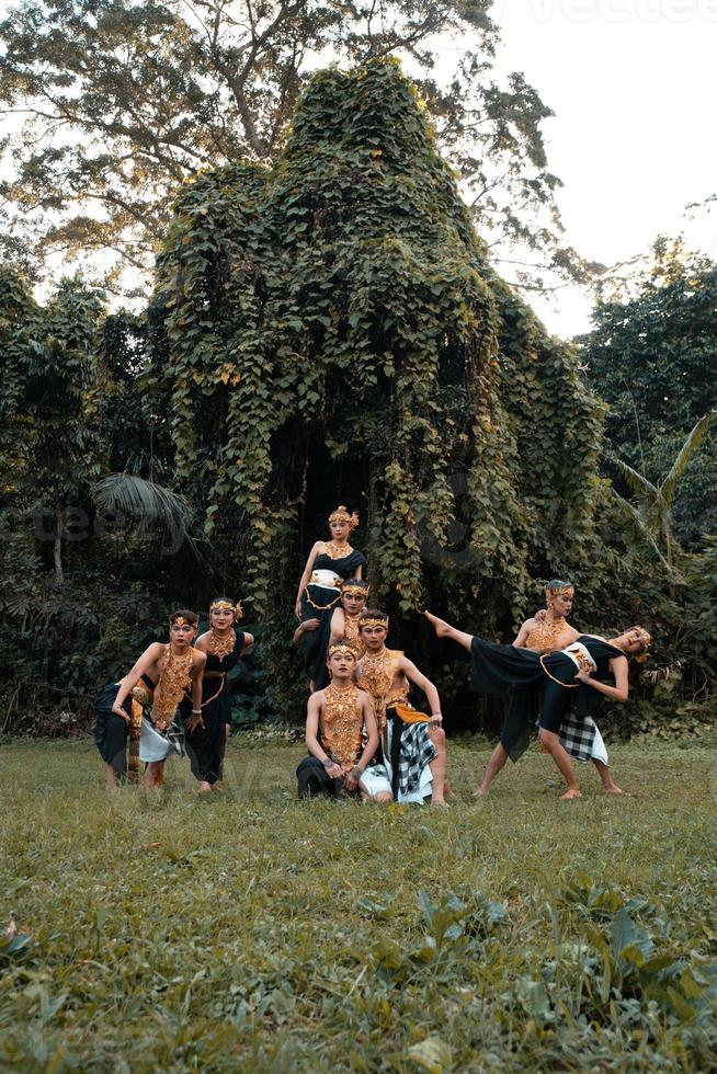 indonesische tänzer posieren mit ihren körpern, während sie ein traditionelles goldenes kostüm aus javanischen tragen foto